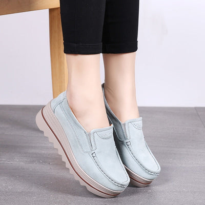 Hermine - Bekväma Slip-On Loafers i Mocka med Kilklack