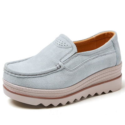Hermine - Bekväma Slip-On Loafers i Mocka med Kilklack