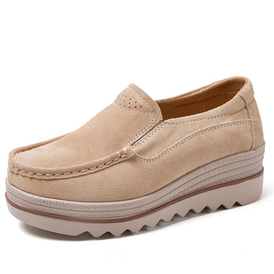 Hermine - Bekväma Slip-On Loafers i Mocka med Kilklack
