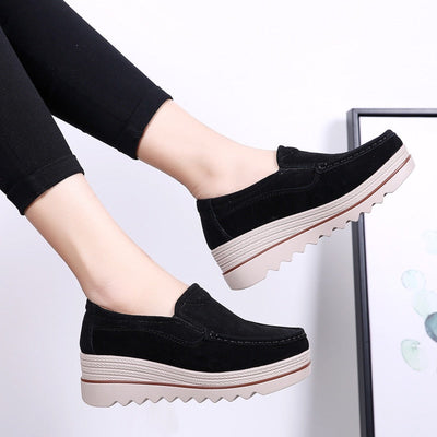 Hermine - Bekväma Slip-On Loafers i Mocka med Kilklack