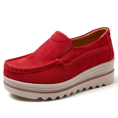 Hermine - Bekväma Slip-On Loafers i Mocka med Kilklack