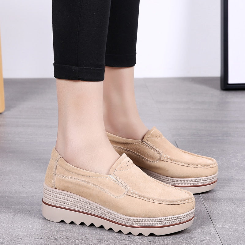 Hermine - Bekväma Slip-On Loafers i Mocka med Kilklack