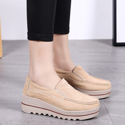 Hermine - Bekväma Slip-On Loafers i Mocka med Kilklack
