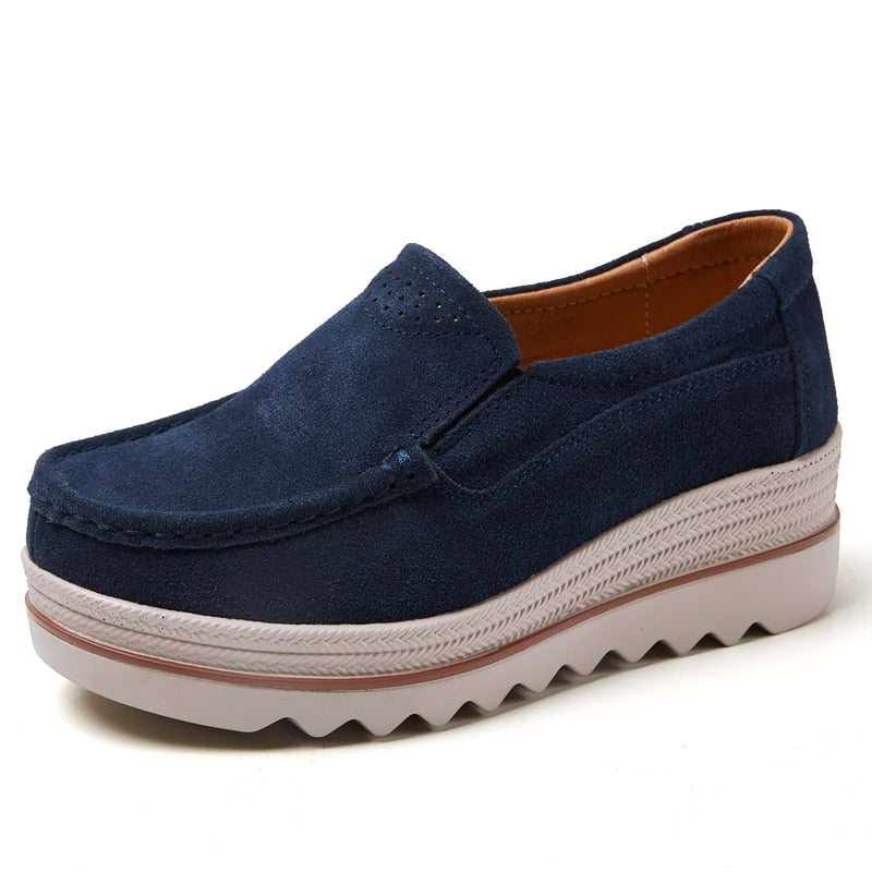 Hermine - Bekväma Slip-On Loafers i Mocka med Kilklack